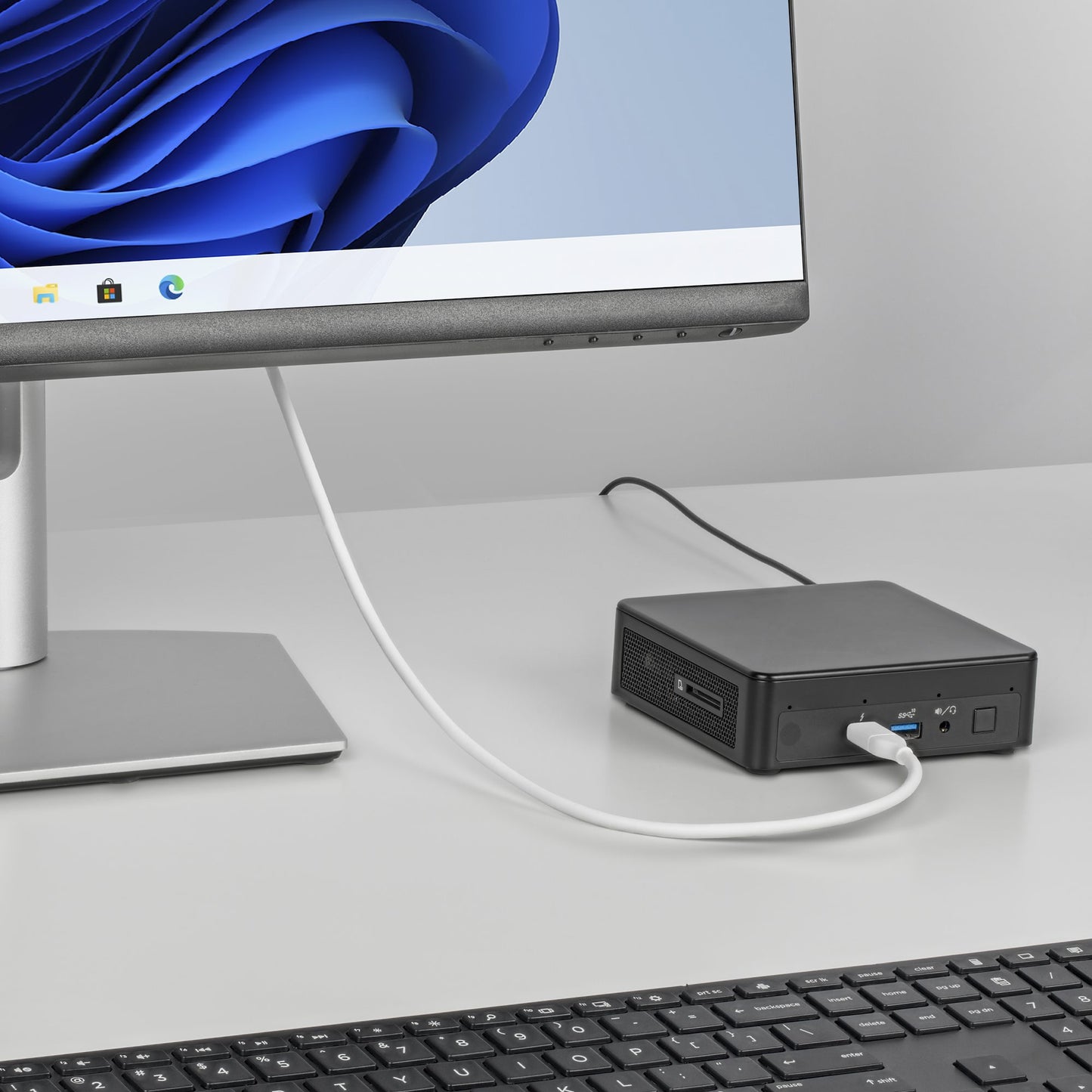 StarTech.com 6ft (2m) USB-C to DisplayPort 1.2 Cable, Bidirectional, 4K 60Hz, White