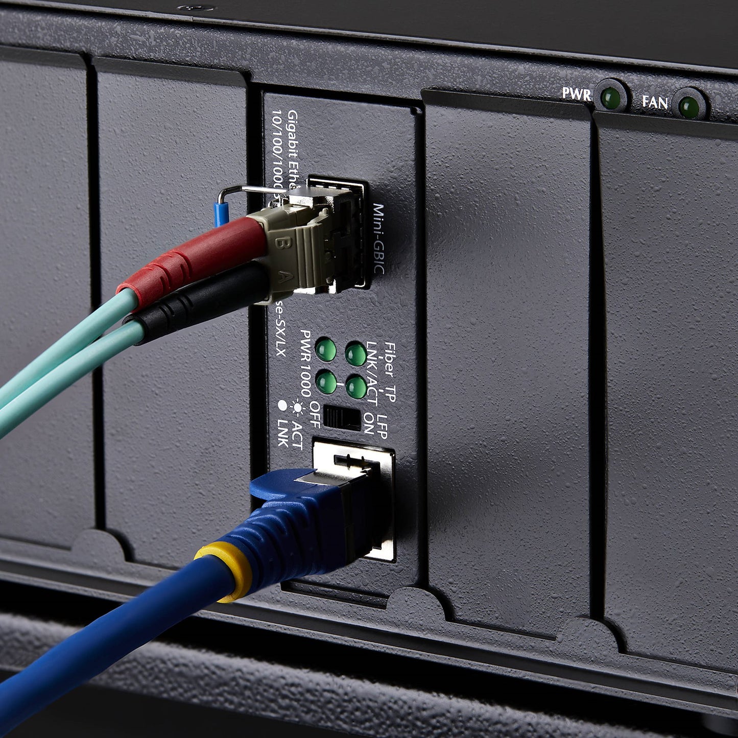 StarTech.com Single-Mode (SM) LC Fiber Media Converter for 10/100/1000 Networks, Standalone Gigabit Ethernet to Fiber Converter, 40km - TAA Networking