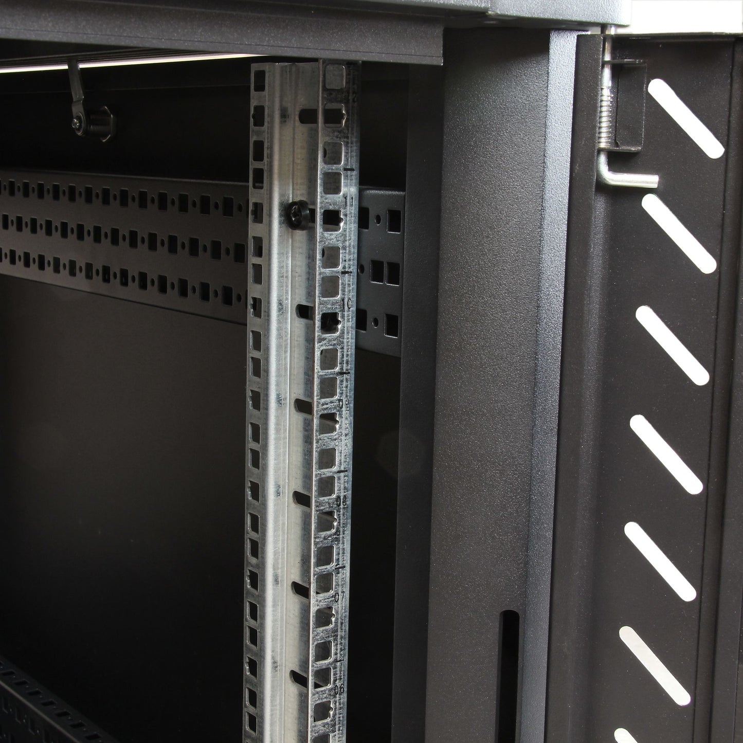 StarTech.com 12U Enterprise-Grade Flat Pack Server Rack Cabinet, 19in Enclosed